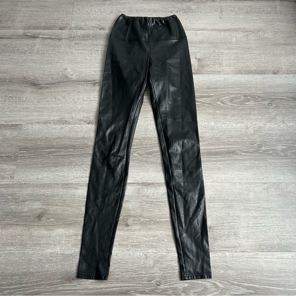 Women’s Aritzia Wilfred Free Black Faux vegan Leather Leggings size xs. - Picture 4 of 10